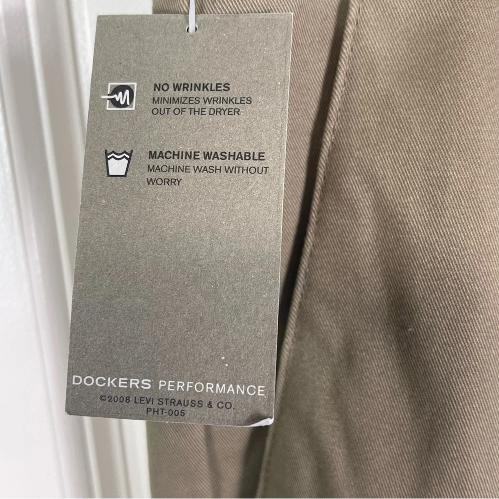 NWT Dockers Refined Chino Flat Front D3 Classic Fit Khaki Size 38W/32L